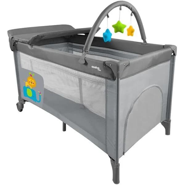 Cuna de viaje gris Mix Plus Zeppelin ASALVO Cuna plegable gris, base acolchada, 2 laterales de red, doble altura con elevador, ruedas con freno y bolsa de transporte con asas. Doble cierre de seguridad.
Para niños con peso máximo 15 Kg.
Tejido de nailon y espuma.Se puede limpiar con un paño húmedo y jabón neutro.
Incluye: Barra de juegos y cambiador, doble altura con cremallera, gatera, 2 ruedas y bolsa para juguetes.
Homologación europea: UNE-EN 716:1/2 2018. - 1 ud - Imagen del producto en Findit