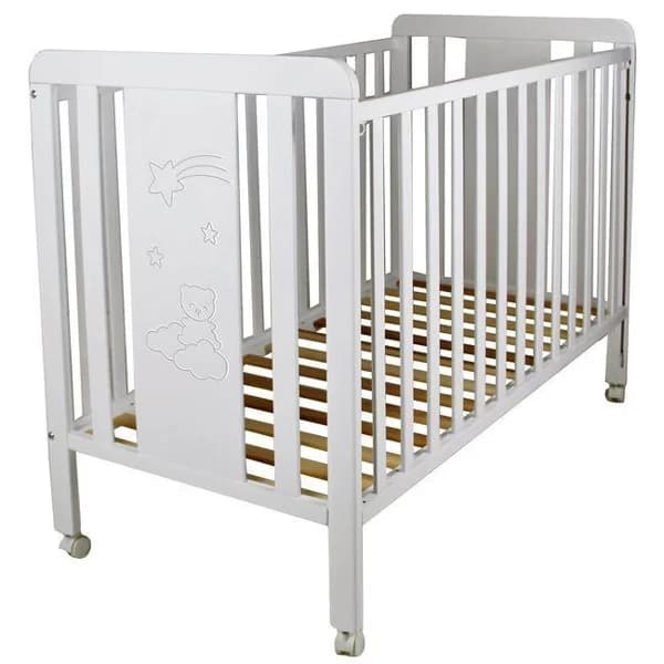 Cuna Ositos de madera de haya blanca IKID, 120x60 cm Cuna de madera de haya lacada en blanco para colchón de 60x120 (no incluido). Somier de laminas de madera regulable a ocho alturas diferentes. Pintura al agua no tóxica. Cuenta con un lateral abatible y cuatro ruedas con freno. Dibujo tallado en el piecero y cabecero con un motivo de Osito y estrellas. Doble seguro de cierre de accionamiento simultáneo, con dispositivo de bloqueo, para asegurar la barandilla móvil ¿sube y baja¿ de la cuna
Producto Conforme a las  Leyes Europeas EN-716-1/2:2008 (+A1:2013) EN71-3:2013
Posibilidad de colecho adquiriendo el kit colecho (no incluido) que se vende por separado - 1 ud - Imagen del producto en Findit